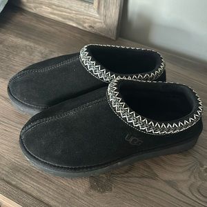 Ugh size 9 black Tasman slippers barely worn
